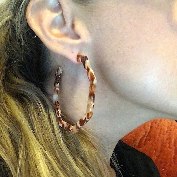 Tortoise Shell Hexagon Hoop Earrings Post Back Lightweight NWOT - Picture 2 of 3